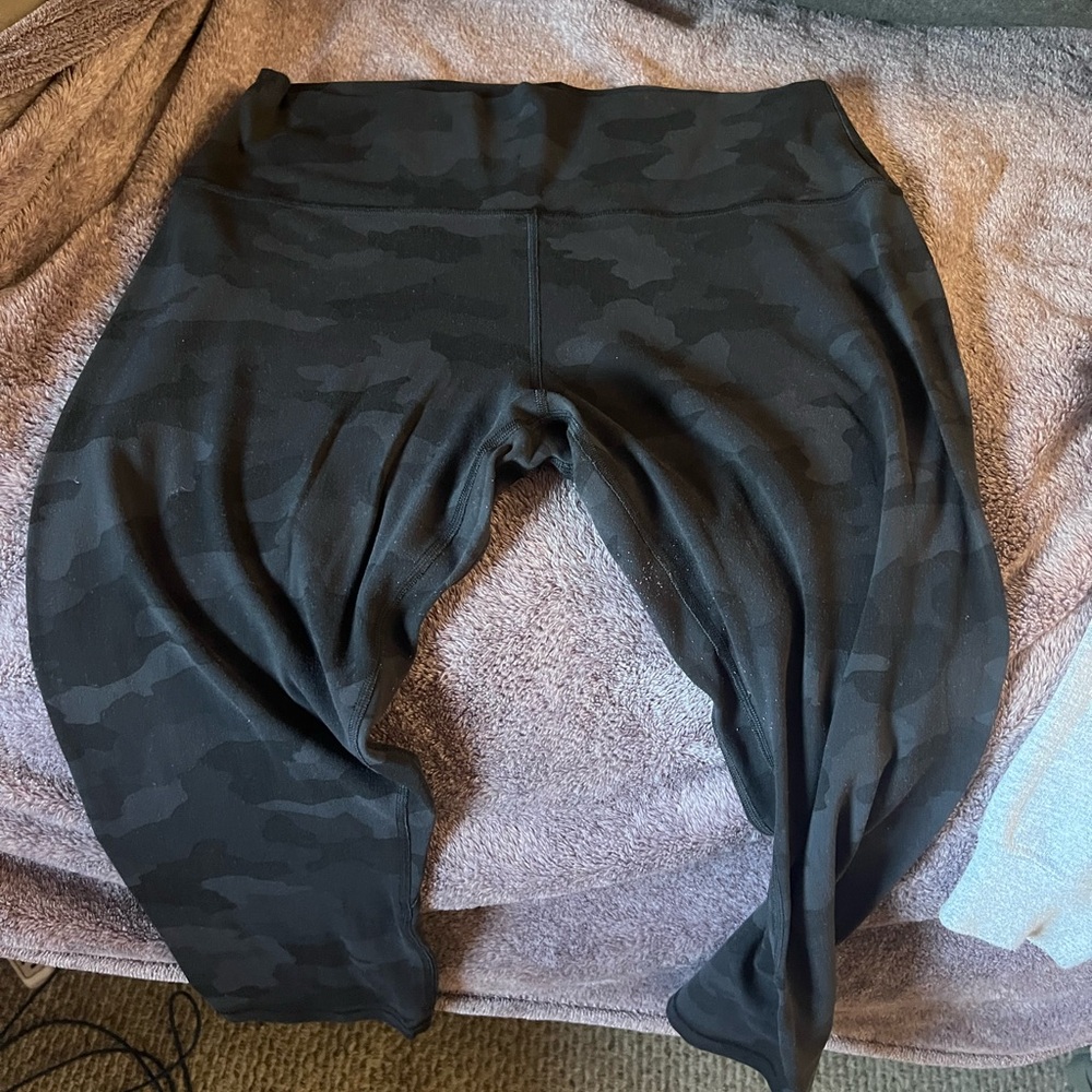 lululemon athletica Black Camo capri Leggings-no pockets - Picture 3 of 4